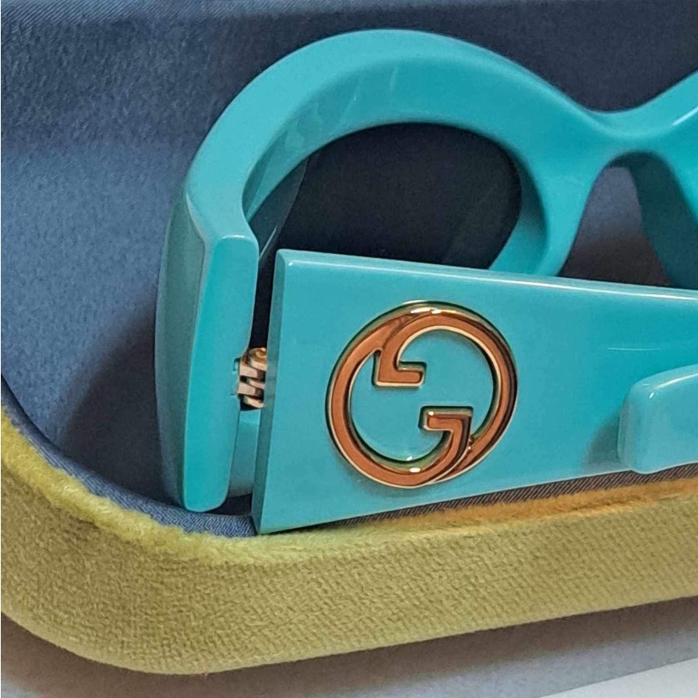 GUCCI -
Tiffany Blue Oval Sunglasses - Picture 9 of 12